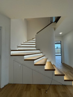 BUKOMA vinylové schody Wineo - zapnuté LED osvětlení